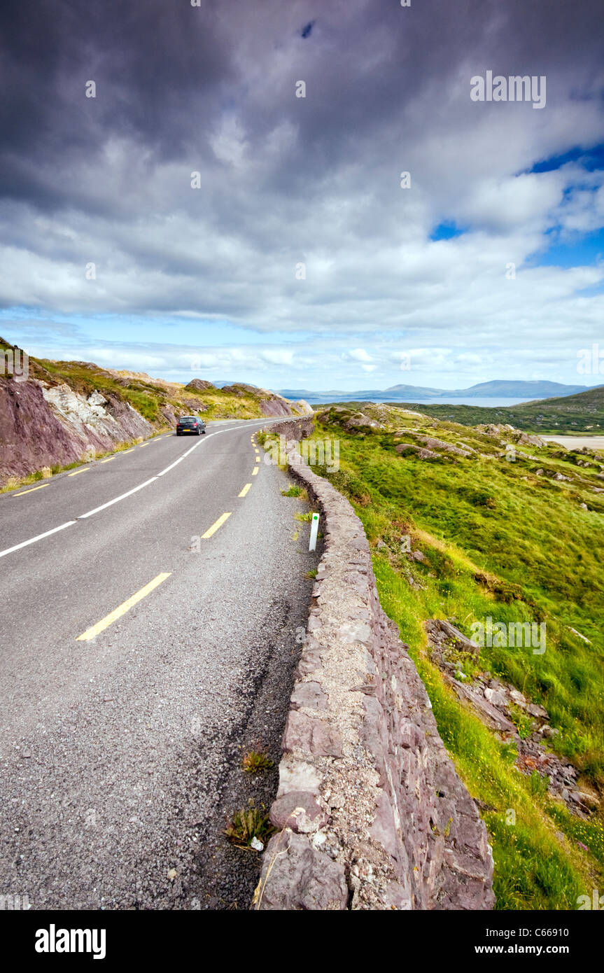 Ein Auto entlang des Ring of Kerry in der Nähe von Waterville in County Kerry, Irland Stockfoto