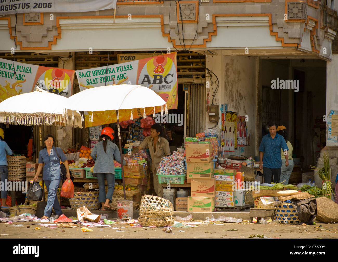 Chaotisch aussehende Außenansicht des Shops auf Bali Stockfoto