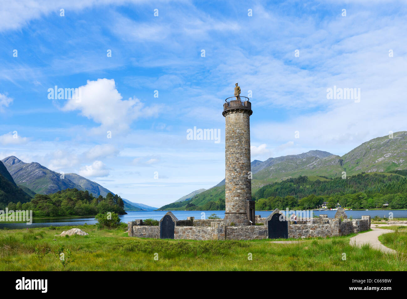 Loch Shiel und Glenfinnan Monument (zum Gedenken an das 1745 Jacobite steigen), Glenfinnan, Schottisches Hochland, Schottland Stockfoto