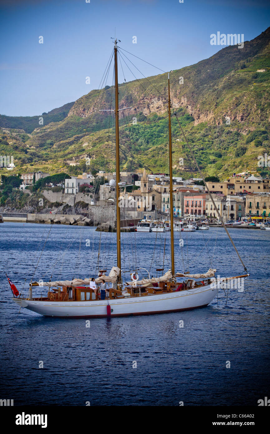 Alten Segelboot in der Lipari bay in Sizilien (Äolischen Inseln, Italien), Mittelmeer, Europa, EU. Stockfoto
