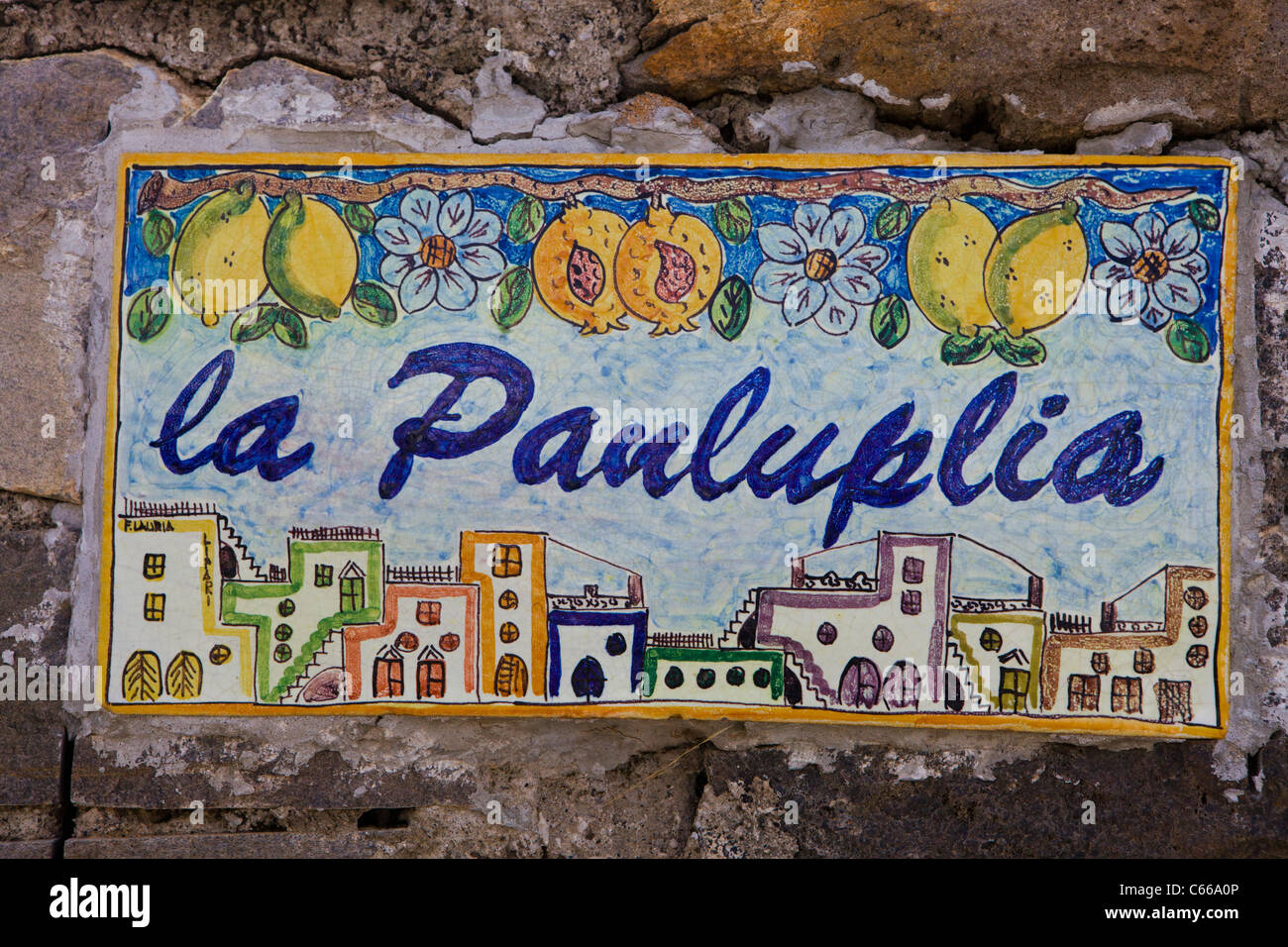 Keramik malen in einer Straße von Lipari auf Sizilien (Äolischen Inseln in Italien), Mittelmeer, Europa, EU. Stockfoto