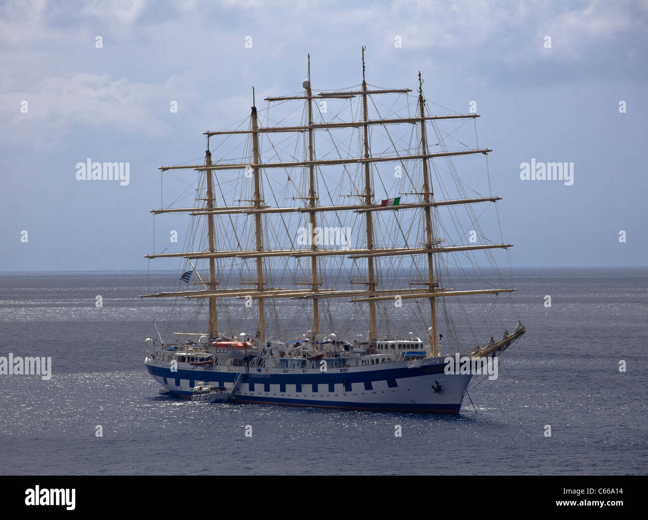 Alte Schiff (Segelboot) in der Lipari bay in Sizilien (Äolischen Inseln, Italien), Mittelmeer, Europa, EU. Stockfoto