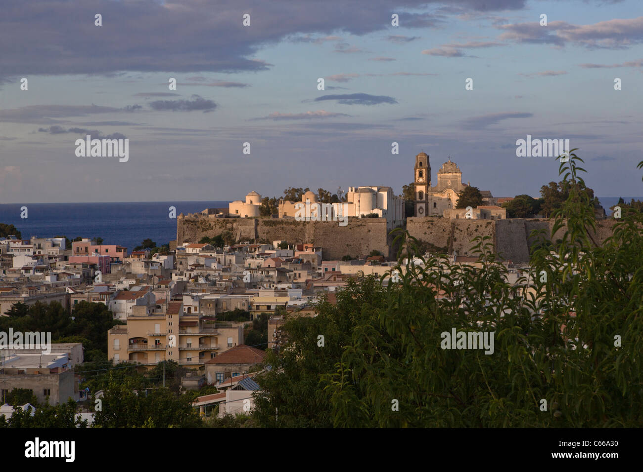 Typisches Dorf von Lipari in Sizilien (Äolischen Inseln in Italien), Mittelmeer, Europa, EU. Stockfoto