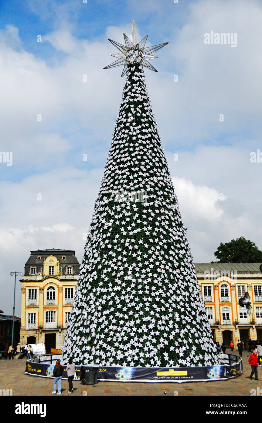 Riesige Weihnachtsbaum vor Alcaldia Mayor de Bogota, Bogotá, Plaza Simón Bolívar, Kolumbien Stockfoto Riesige Weihnachtsbaum vor Alcaldia Mayor de Bogota, Bogotá, Plaza Simón Bolívar, Kolumbien Stockfoto