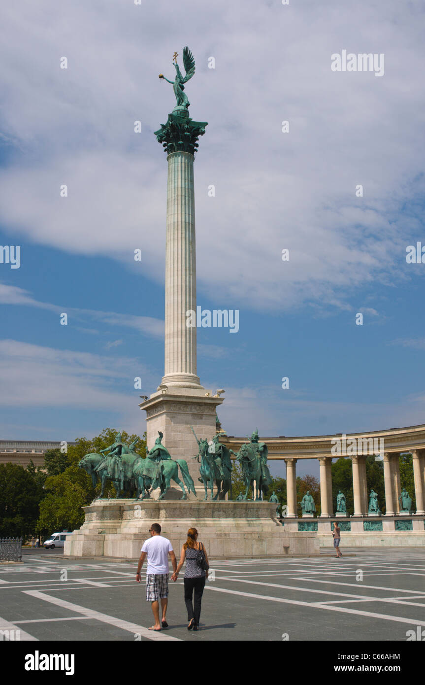 Touristen auf Hösök Tere die Helden Platz mit Säule zum Gedenken an 1000 Jahren (1896) Ungarn Budapest Ungarn Europa Stockfoto