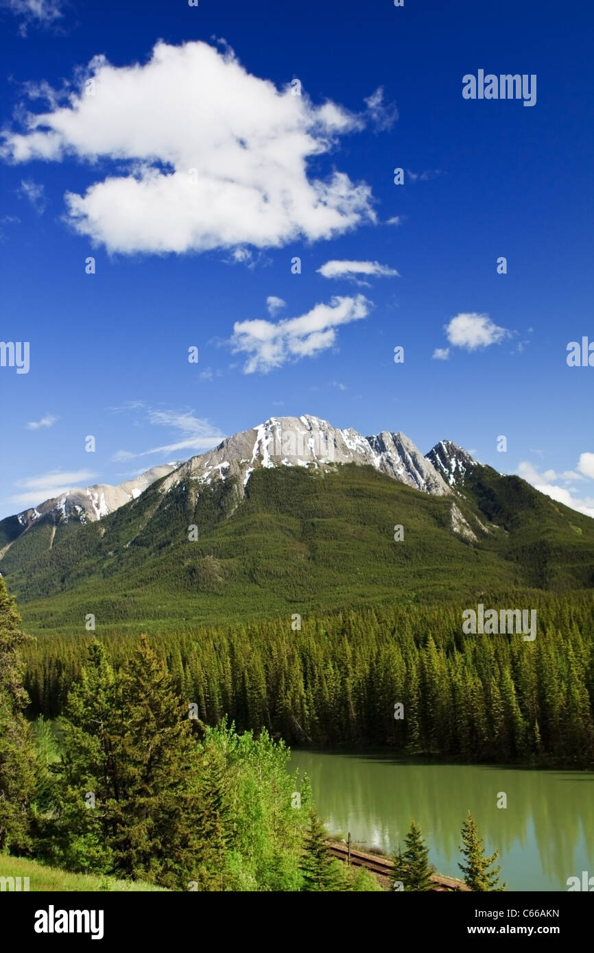 Rocky Mountains Lake Blue Sky Stockfoto