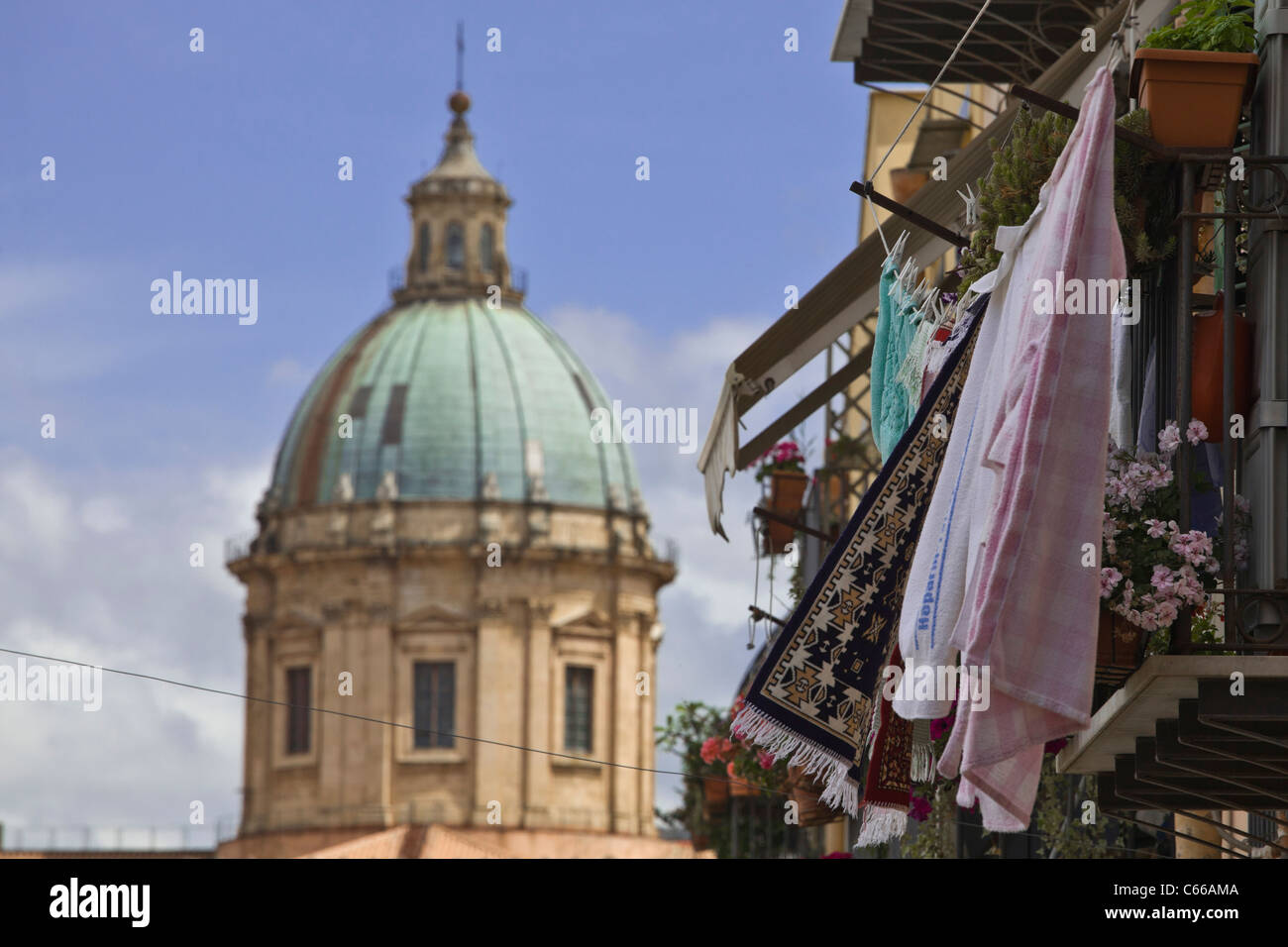 Bettwäsche, Kleidung und Blumen auf Balkon und Kathedrale von Palermo (Duomo) im Hintergrund. Palermo, Sizilien, Italien, Europa, EU Stockfoto