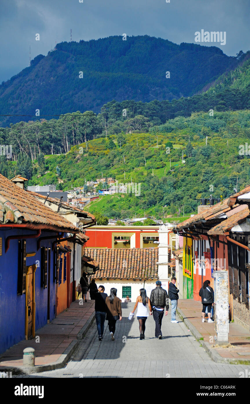 Passanten in engen Gassen in der Altstadt, in den hinteren Bergen von den Kordilleren, La Candelaria Viertel, Bogota, Kolumbien Stockfoto