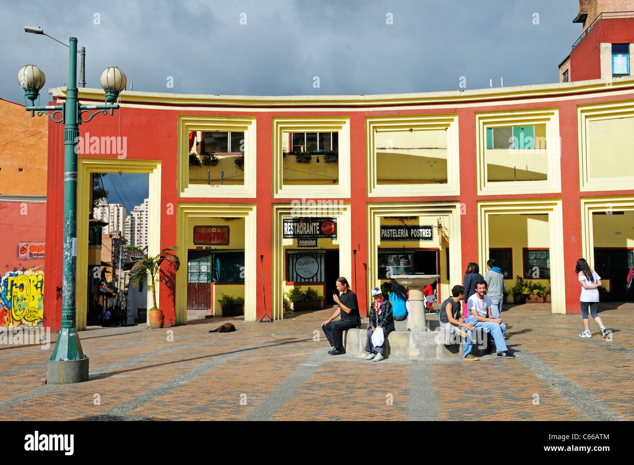Menschen sitzen an einem Brunnen, Platz der Plazoleta del Chorro de Quevedo, La Candelaria Viertel, Bogota, Kolumbien Stockfoto Menschen sitzen an einem Brunnen, Platz der Plazoleta del Chorro de Quevedo, La Candelaria Viertel, Bogota, Kolumbien Stockfoto