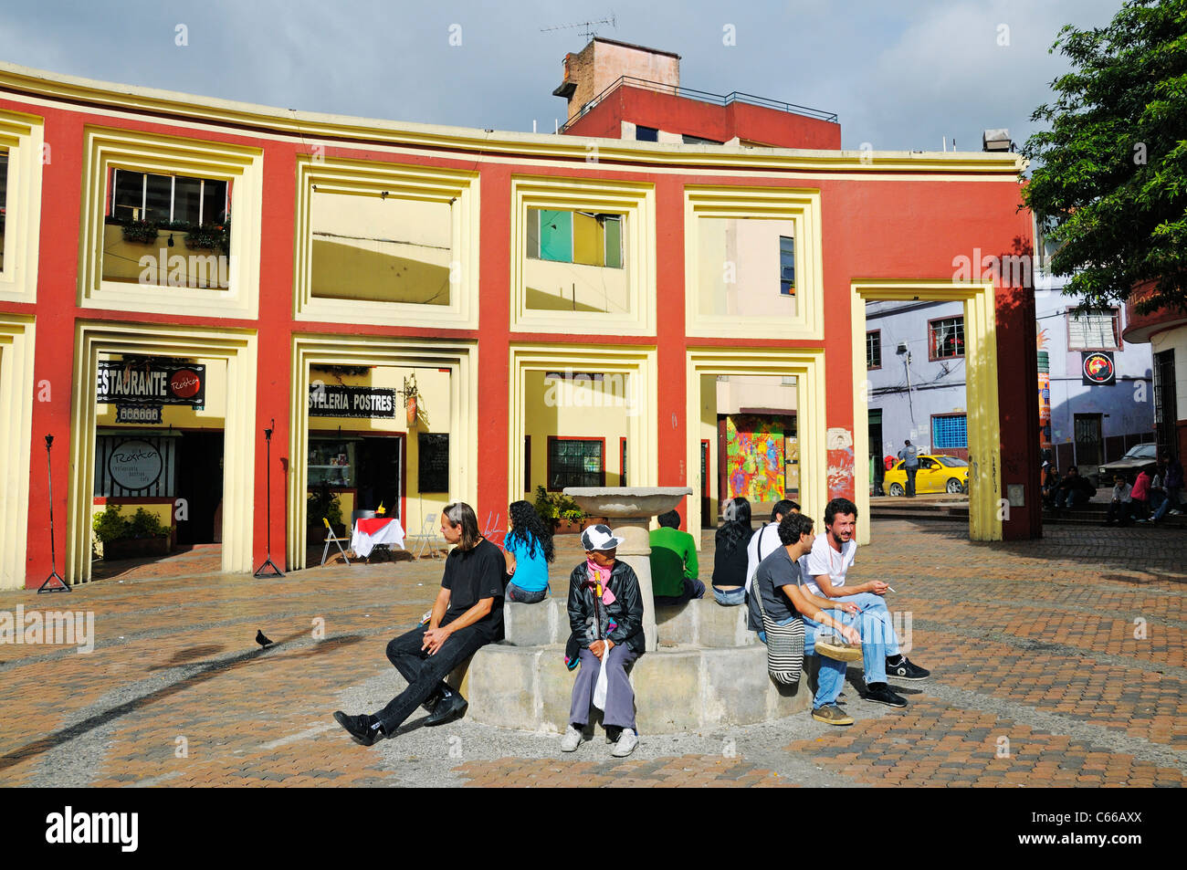 Menschen sitzen an einem Brunnen, Platz der Plazoleta del Chorro de Quevedo, La Candelaria Viertel, Bogota, Kolumbien Stockfoto Menschen sitzen an einem Brunnen, Platz der Plazoleta del Chorro de Quevedo, La Candelaria Viertel, Bogota, Kolumbien Stockfoto