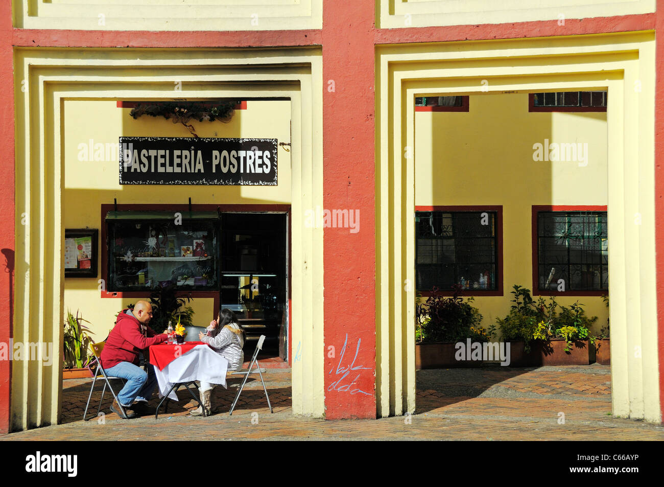 Menschen in einem Restaurant unter einem Bogen, Platz der Plazoleta del Chorro de Quevedo, La Candelaria Viertel, Bogota, Kolumbien Stockfoto Menschen in einem Restaurant unter einem Bogen, Platz der Plazoleta del Chorro de Quevedo, La Candelaria Viertel, Bogota, Kolumbien Stockfoto