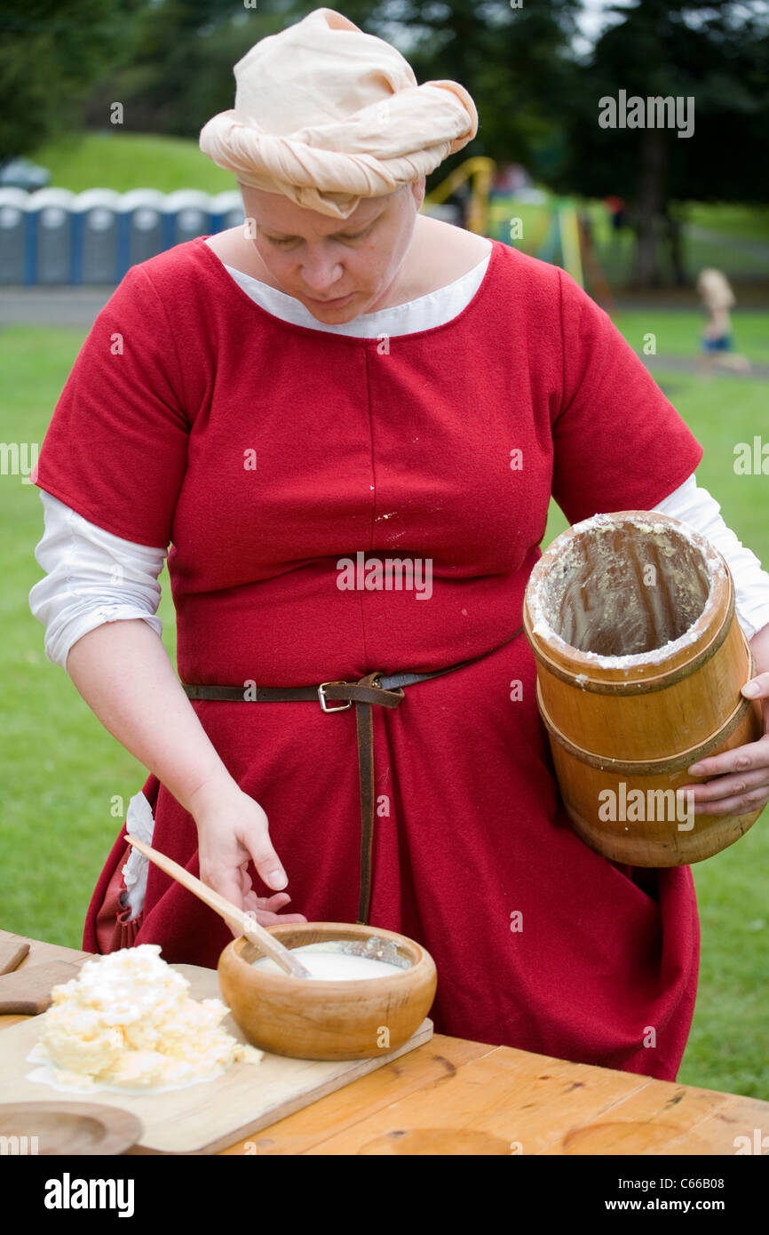 Mittelalterfest in Verdin Park, Northwich 13. August & 14., mit Frau am Leben-Geschichte-Camps, Cheshire, UK Stockfoto