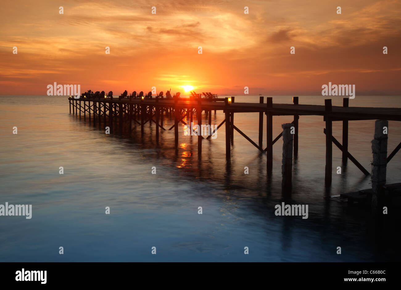 Steg am Sonnenuntergang St Kapalai Resort, Kapalai Insel Borneo, Malaysia Stockfoto