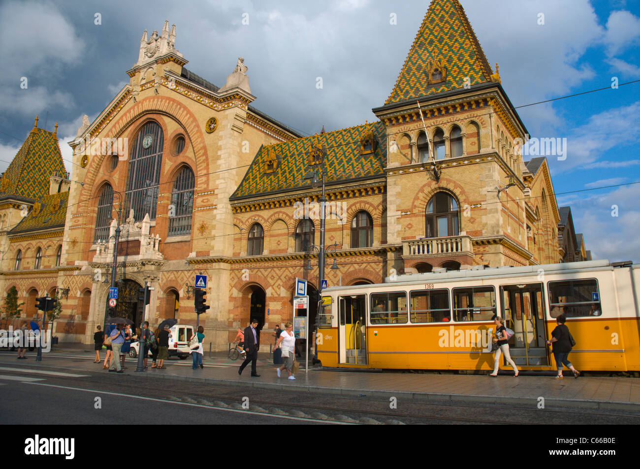 Straßenbahn vor Nagycsarnok die große Markthalle entlang Vamhaz körút Street und Fövam Ter quadratische Budapest Ungarn Europa Stockfoto