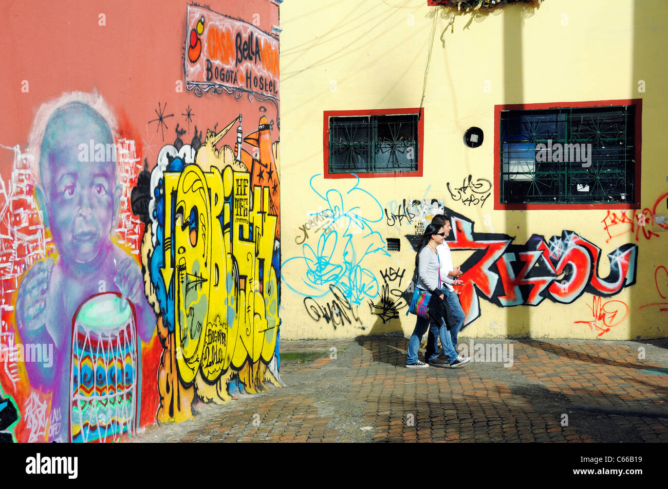 Wände mit Graffiti, Platz der Plazoleta del Chorro de Quevedo, La Candelaria Viertel, Bogota, Kolumbien Stockfoto Wände mit Graffiti, Platz der Plazoleta del Chorro de Quevedo, La Candelaria Viertel, Bogota, Kolumbien Stockfoto