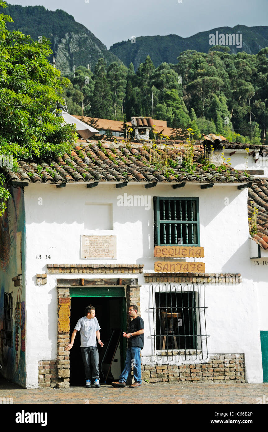 Bar und Restaurant in einem alten Haus auf dem Platz der Plazoleta del Chorro de Quevedo, La Candelaria Viertel, Bogota, Kolumbien Stockfoto Bar und Restaurant in einem alten Haus auf dem Platz der Plazoleta del Chorro de Quevedo, La Candelaria Viertel, Bogota, Kolumbien Stockfoto