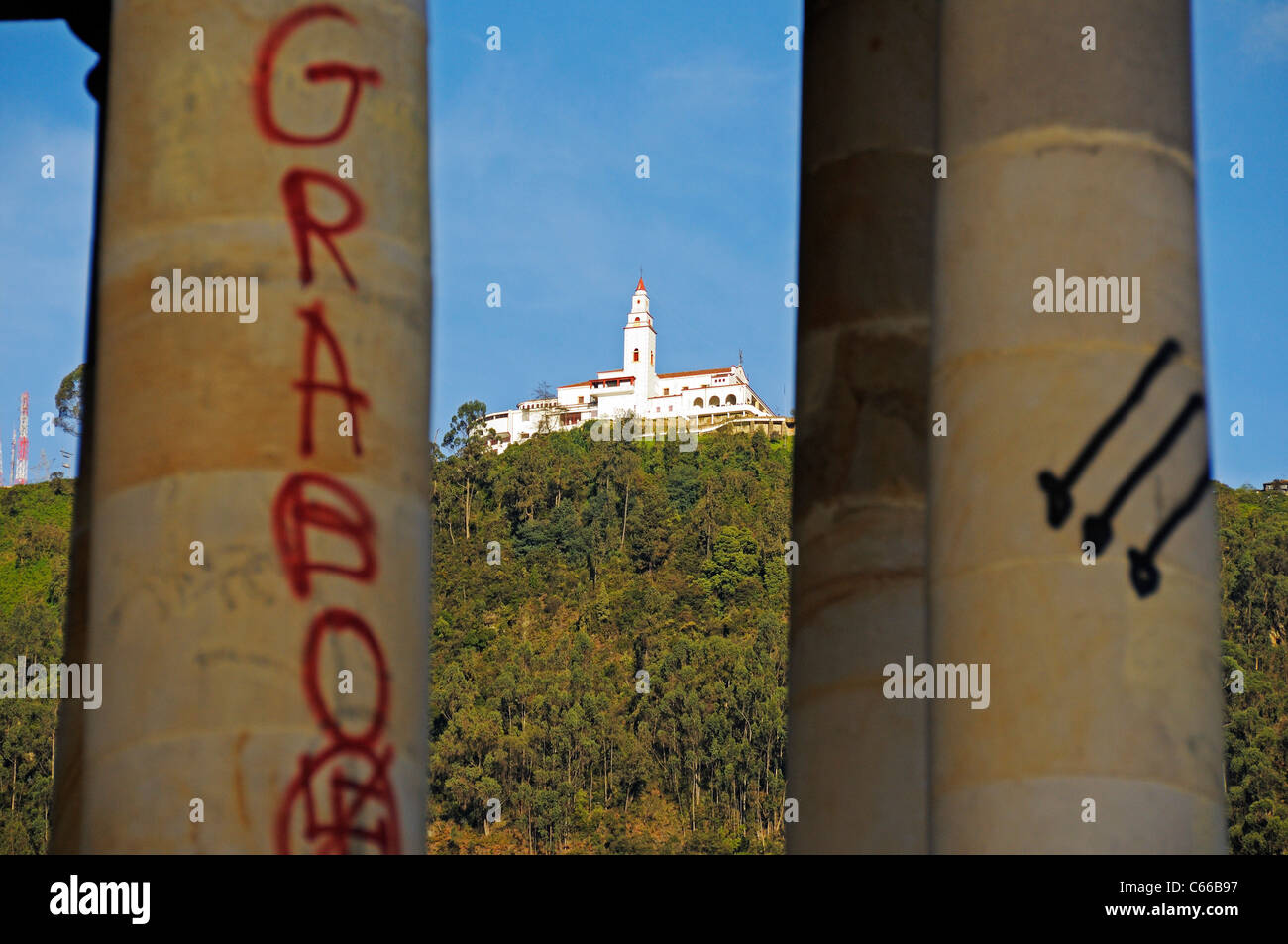 Kirche Santuario de Monserrate, Cerro Monserrate Berg in den Kordilleren, Bogota, Kolumbien Stockfoto