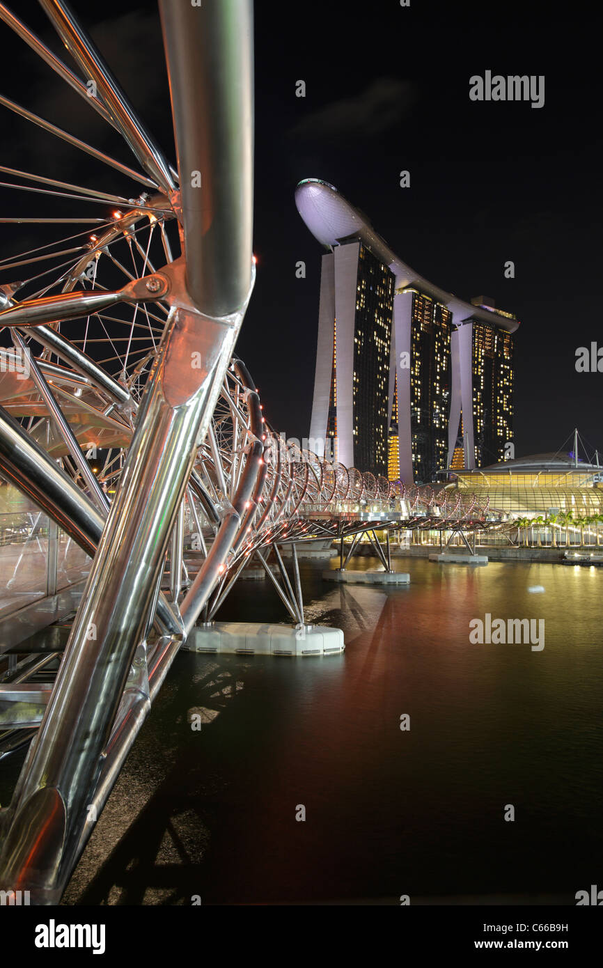 Die Helix-Brücke und der Marina Bay Sand Hotel, Singapur Stockfoto