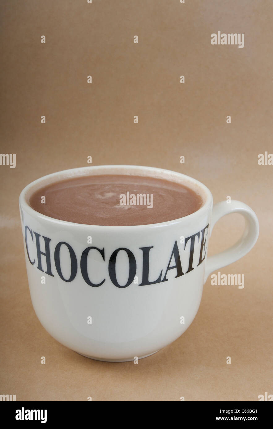 Heiße Schokolade auf Beige Hintergrund isoliert Stockfoto