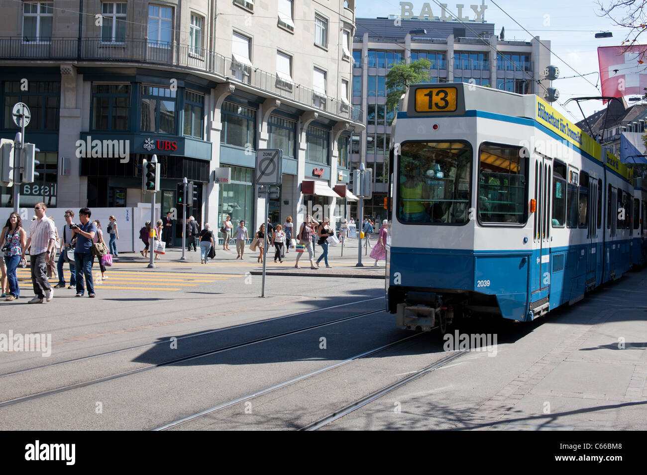 Straßenbahn und Menschen, Zürich, Schweiz Stockfoto