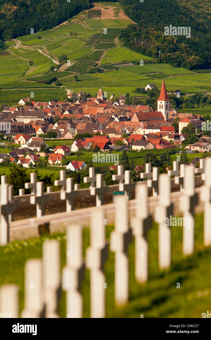 Französischer Friedhof des Zweiten Weltkriegs in Sigolsheim mit Blick auf das Dorf Ammerschwihr im Elsass, Haut-Rhin, Frankreich Stockfoto