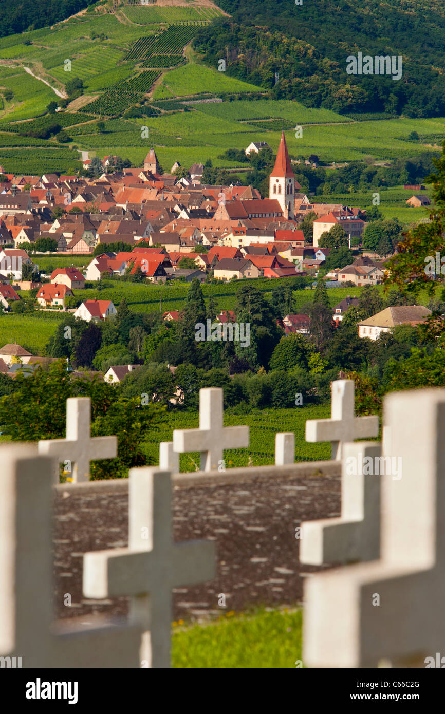 Französisch WWII Friedhof von Sigolsheim, mit Blick auf das Dorf von Ammerschwihr im Elsass in Haut-Rhin-Frankreich Stockfoto