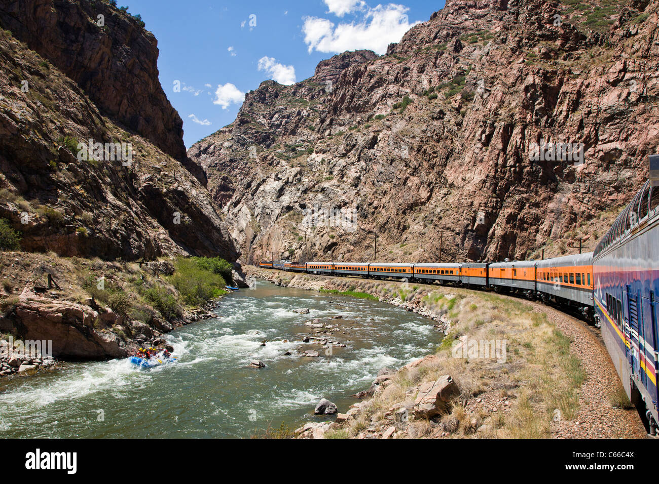 Beliebte touristische Zug fährt durch die 1.000' deep Royal Gorge Route entlang den Arkansas River, zentralen Colorado, USA Stockfoto