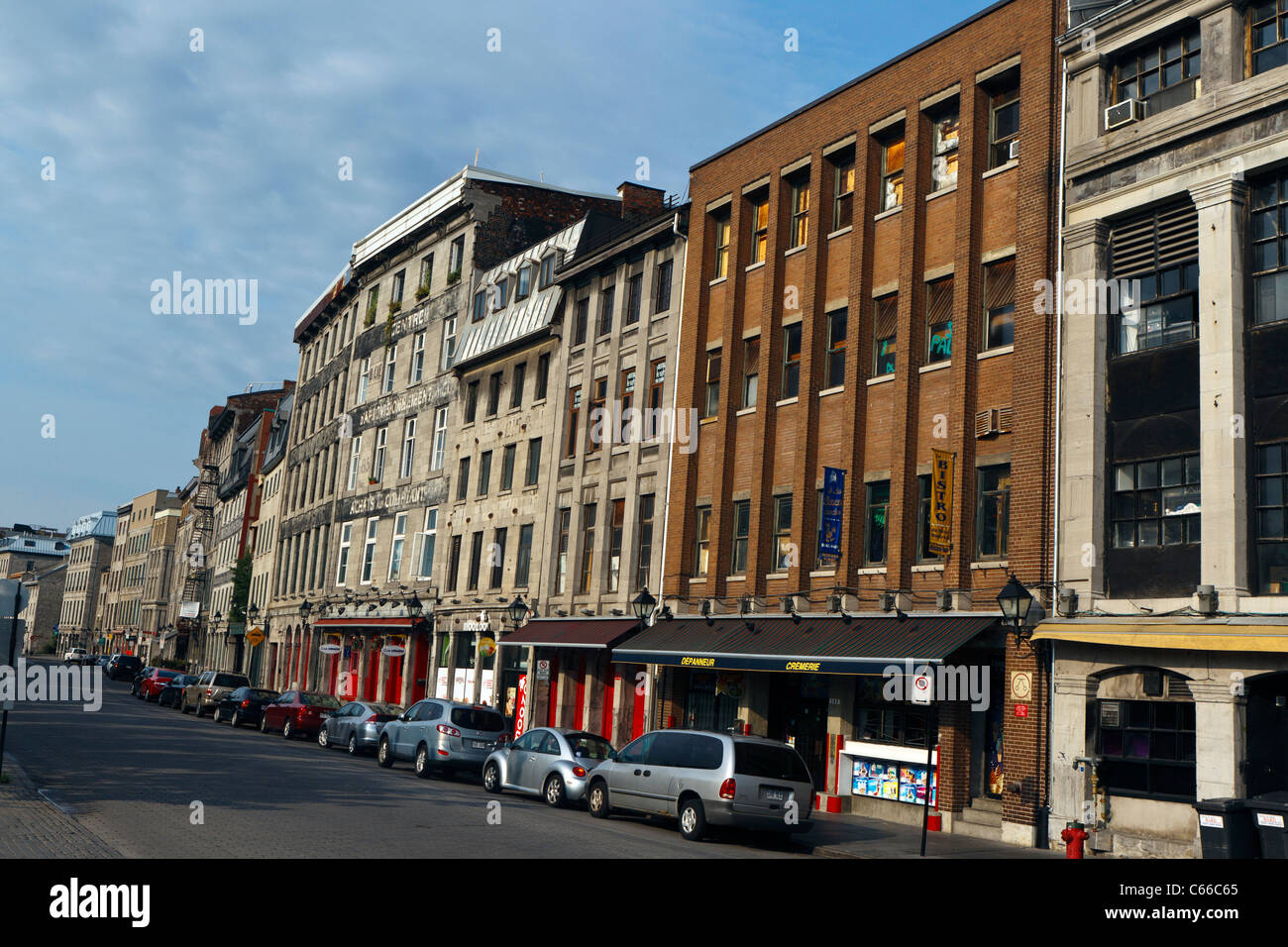 Geschäfte und Gebäude entlang der Rue Saint-Paul, Old Montreal, Montreal, Quebec, Kanada Stockfoto