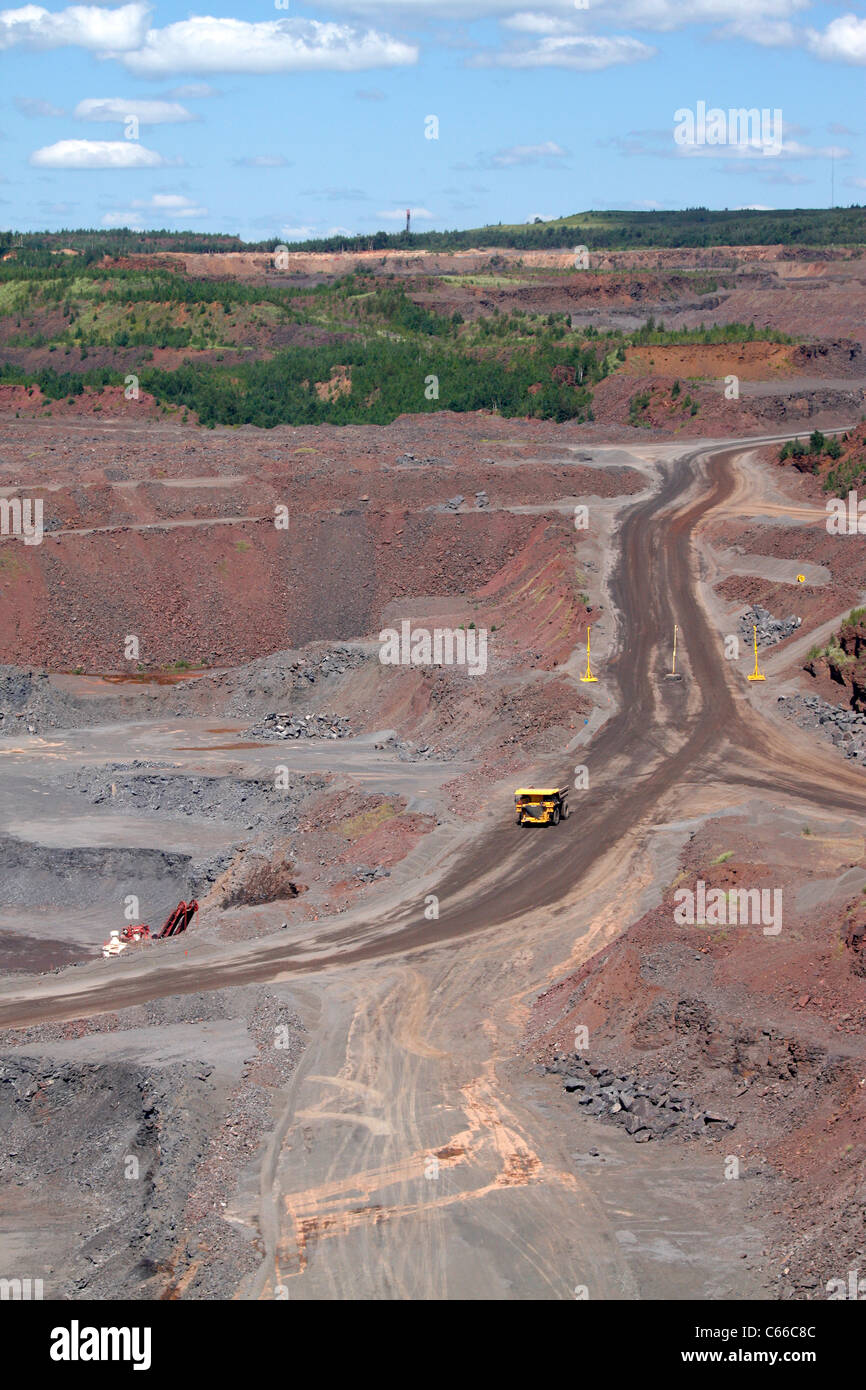 Rost – Mahoning Open Pit Eisenmine, nassen Haul Straße Staubniederhaltung Rumpf Stockfoto