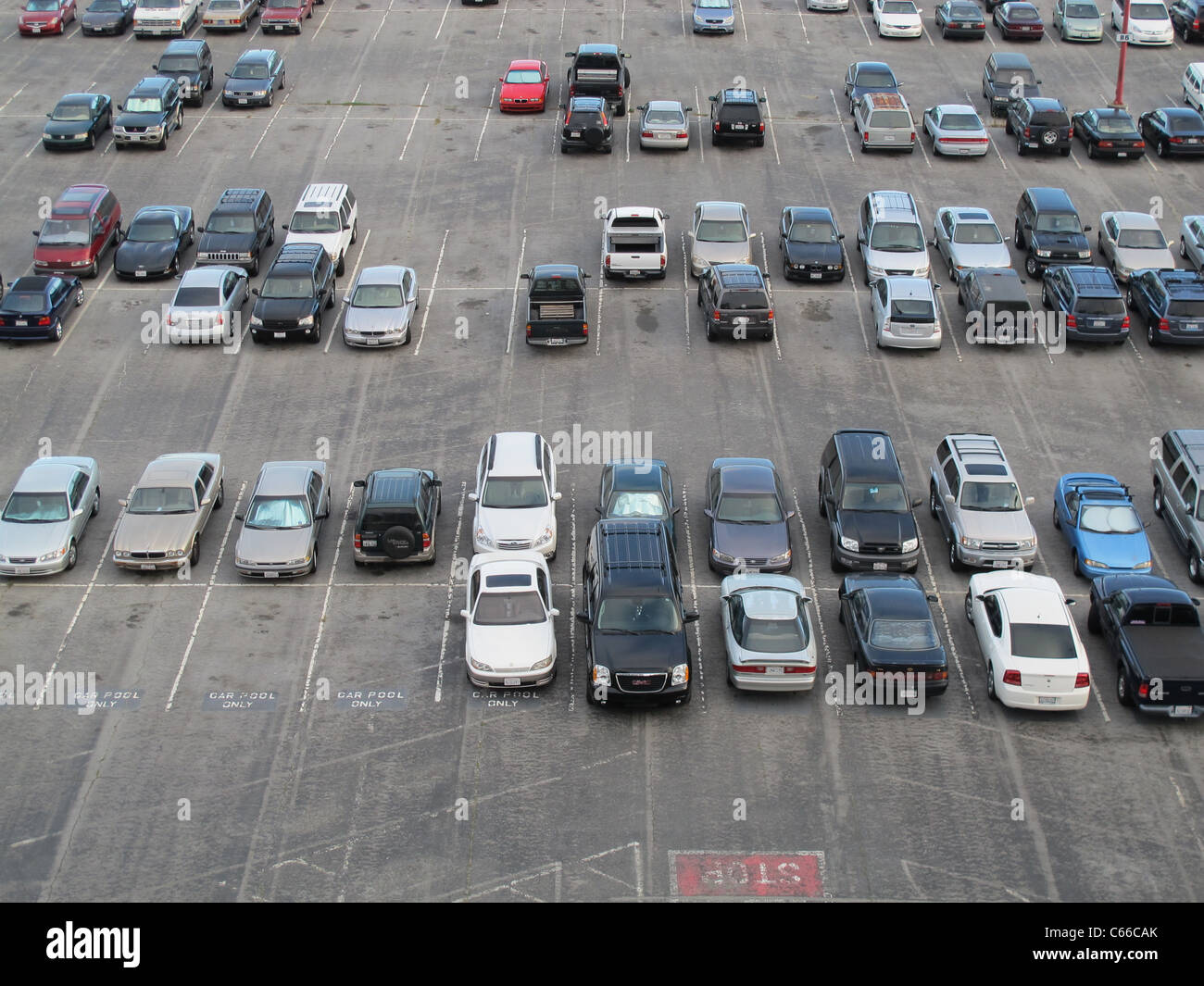 Luftaufnahme von einem langfristigen Parkplatz am SFO Flughafen, San Francisco, California, Vereinigte Staaten von Amerika Stockfoto