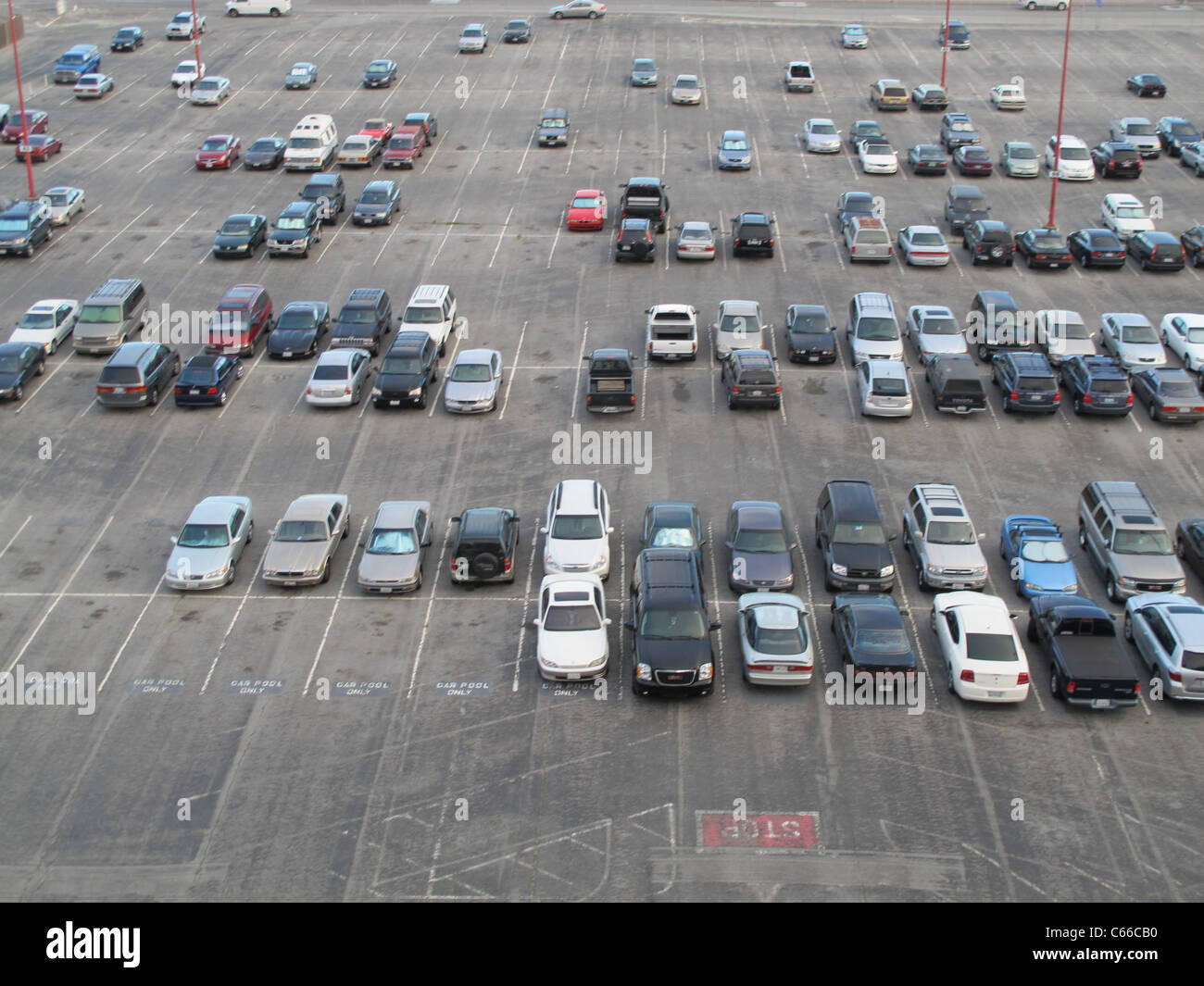 Luftaufnahme von einem langfristigen Parkplatz am SFO Flughafen, San Francisco, California, Vereinigte Staaten von Amerika Stockfoto