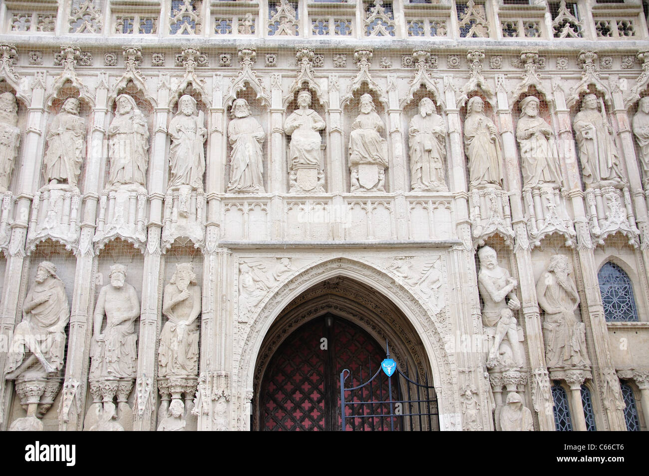 Geschnitzte religiöse Figuren auf Westfront, Kathedrale von Exeter Cathedral Close, Exeter, Devon, England, Vereinigtes Königreich Stockfoto