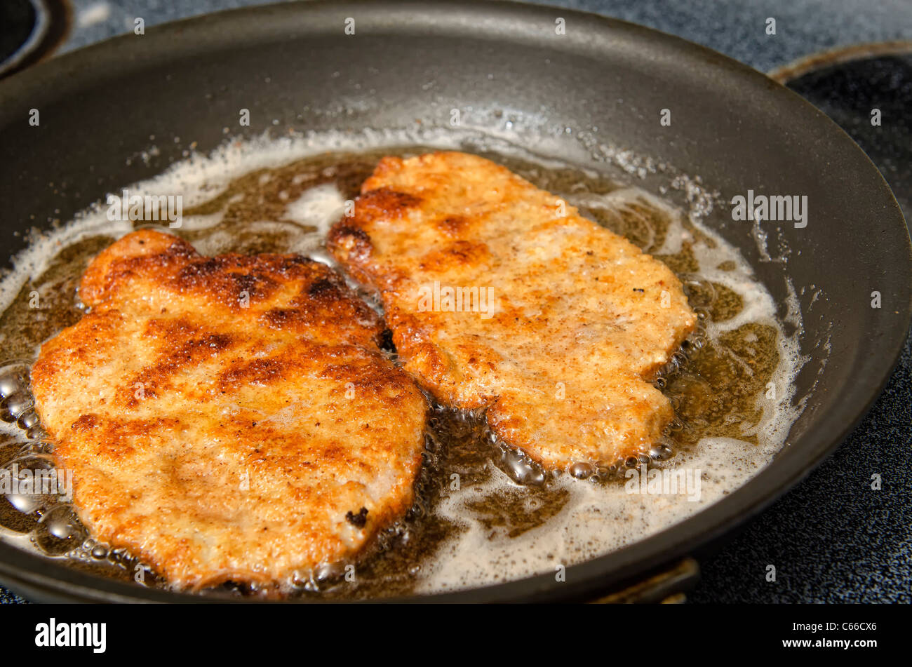 Pfanne braten Schnitzel - ein traditionelles deutsches Gericht mit Paniertes Fleisch Stockfoto