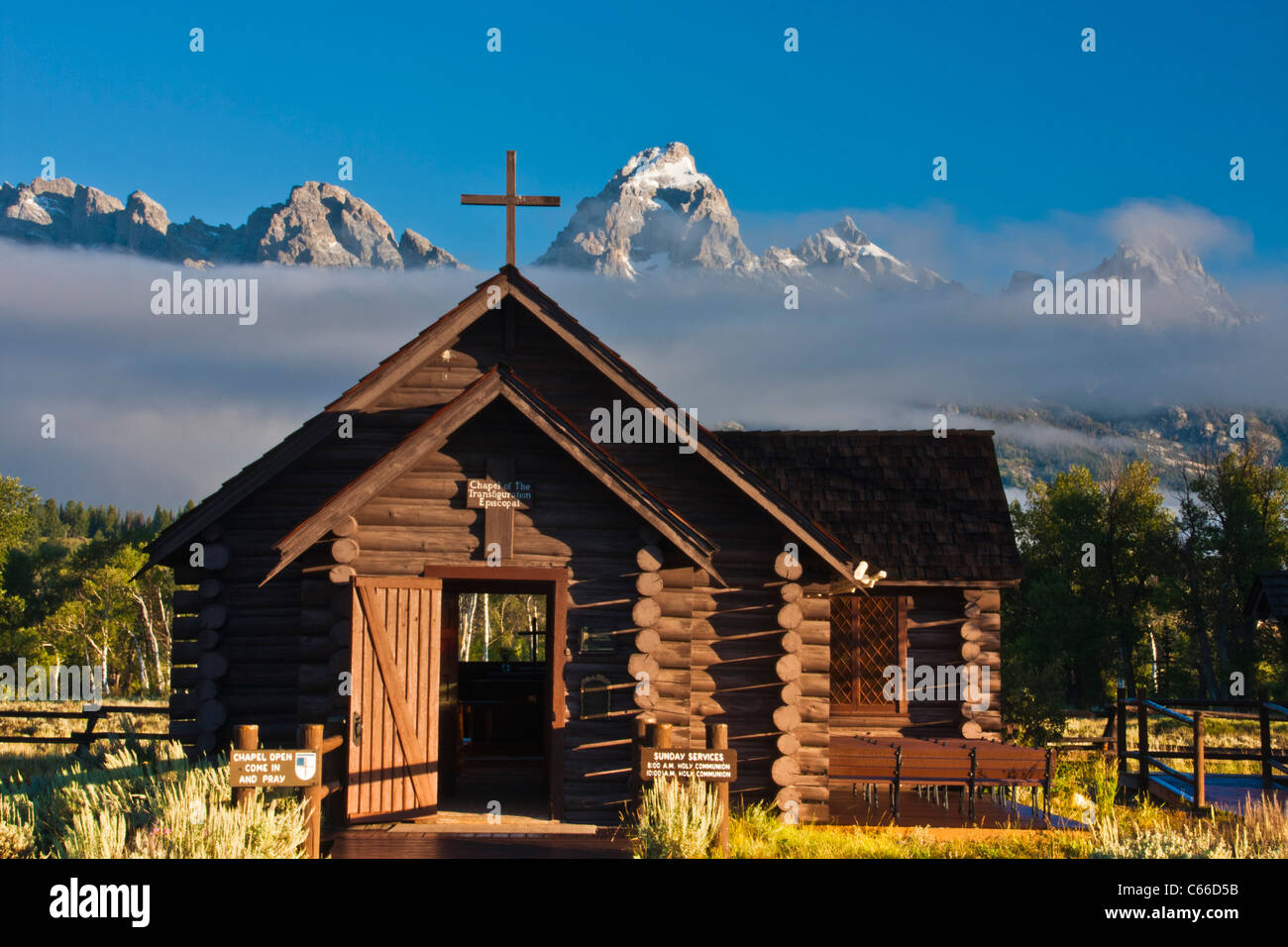 Grand Tetons Mountain Range und die Episcopal Chapel of the Transfiguration bei Sonnenaufgang im Grand Tetons National Park in Wyoming. Stockfoto