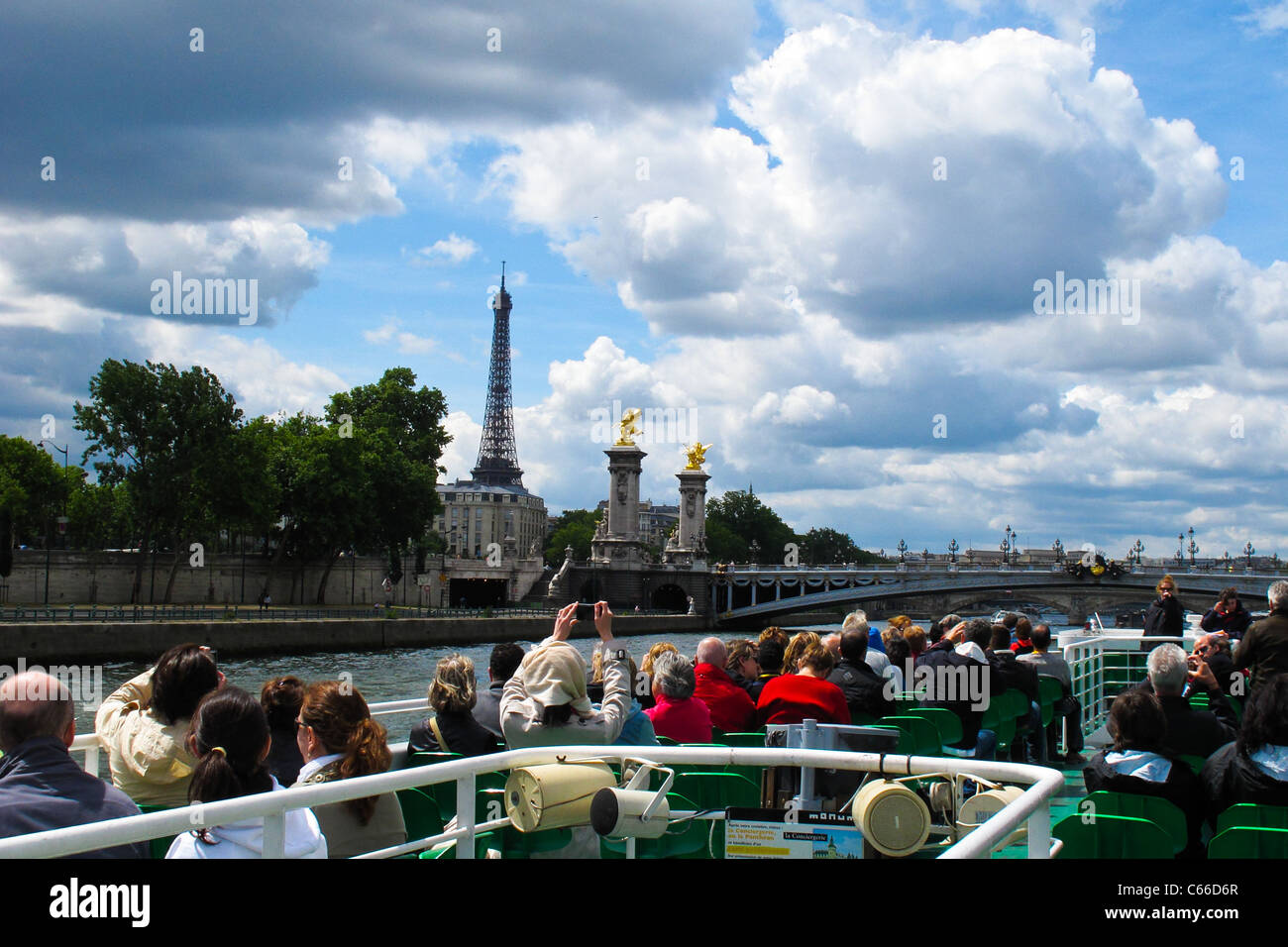 Eiffelturm und Pont Alexandre von Touristenboot auf am Ufer aus gesehen Stockfoto