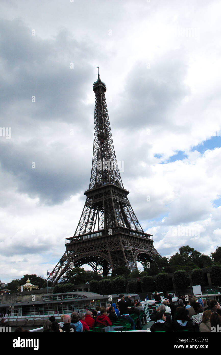 Eiffelturm vom Touristenboot auf am Ufer aus gesehen Stockfoto