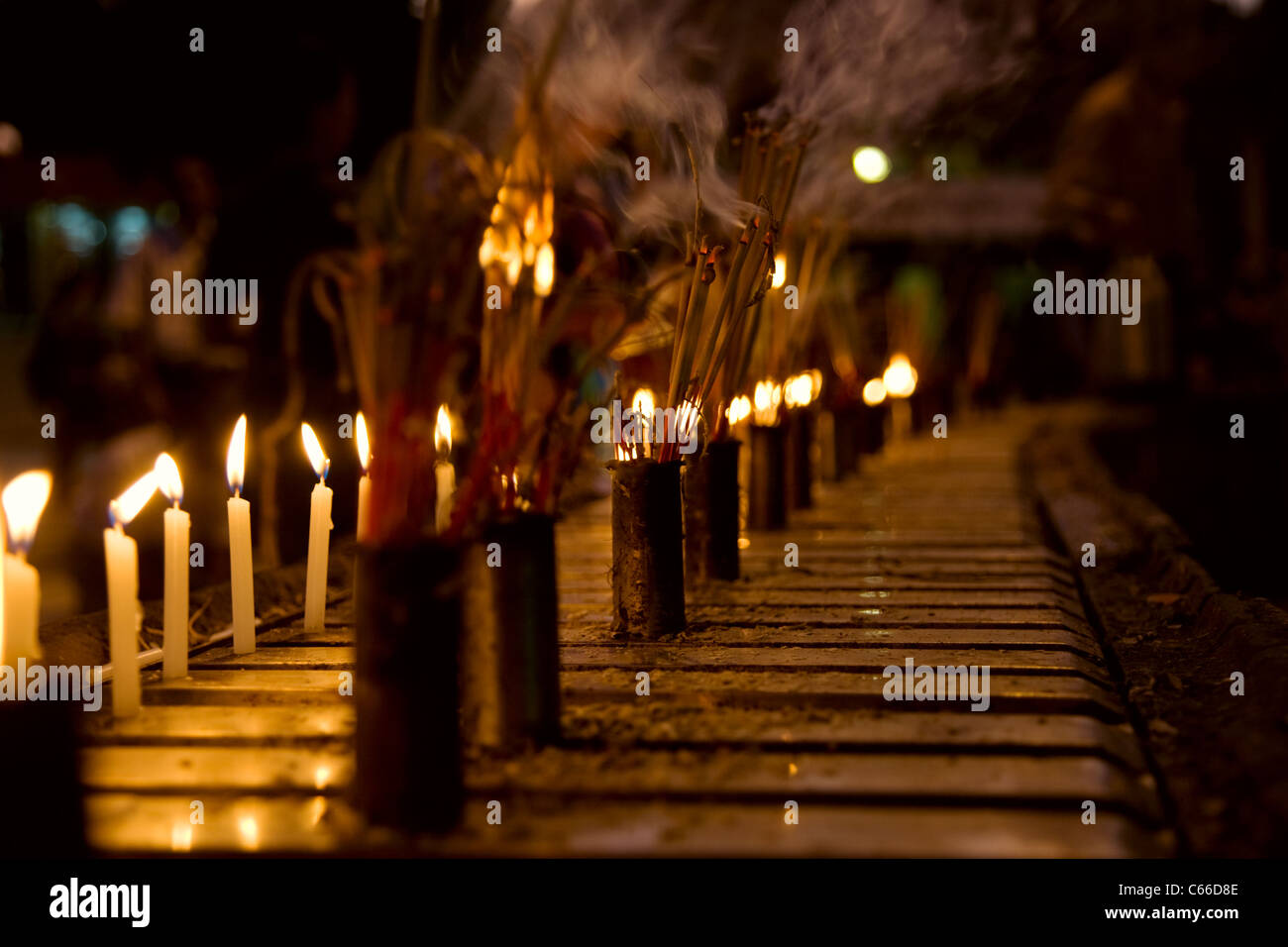 Brennende Räucherstäbchen und Kerzen. Altar in der Shwedagon Pagode, Myanmar Stockfoto