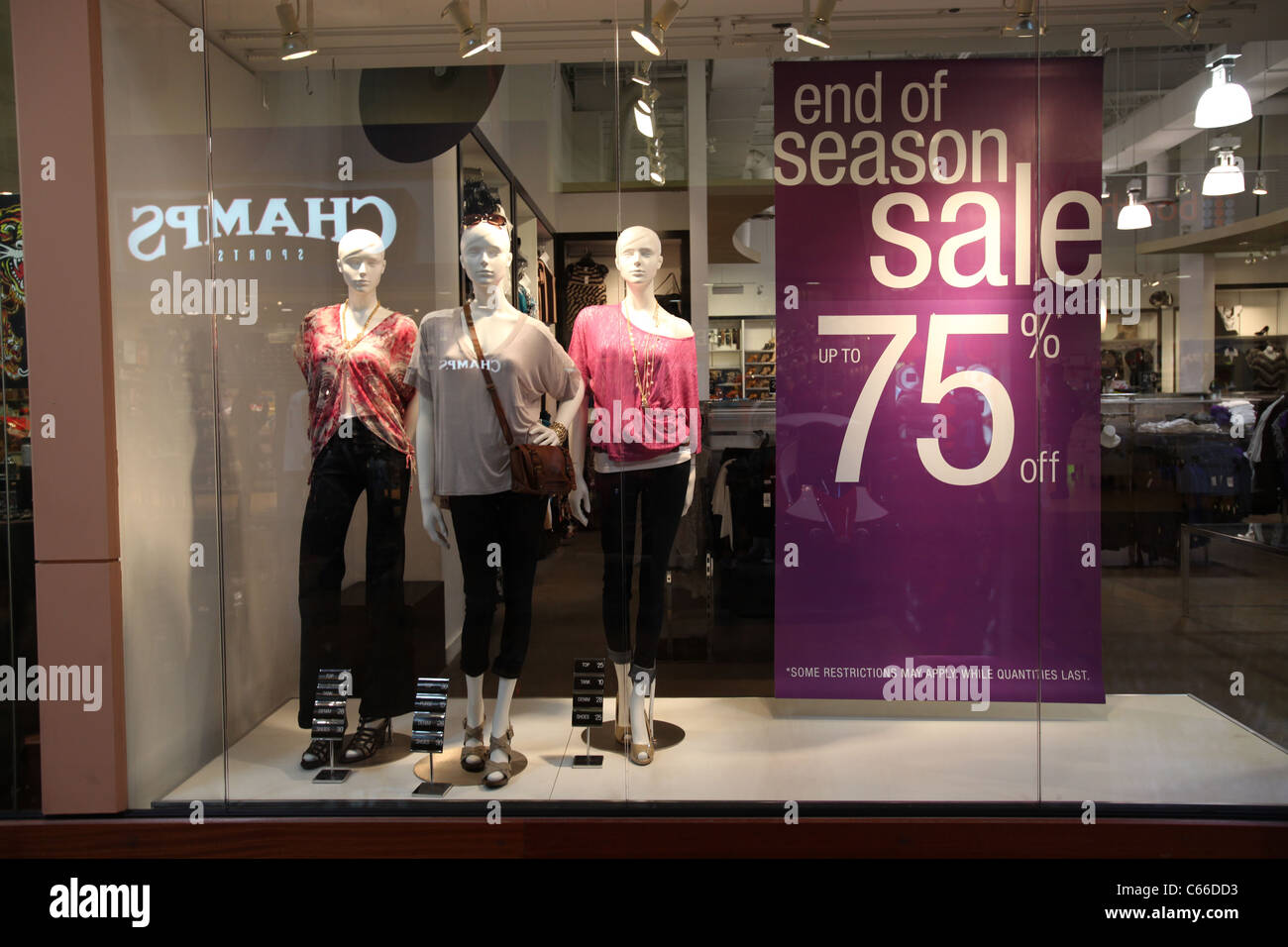 Manequins Ende der Saison Verkauf Kleidung tragen, in Champs Sporthaus in Vaughan Mills Mall in Toronto Stockfoto