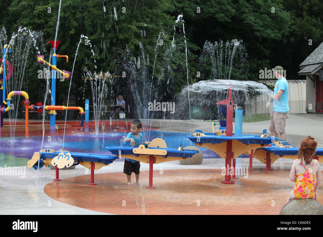 Kinder spielen am Brunnen im Wasser park Stony Brook im Sommer Stockfoto