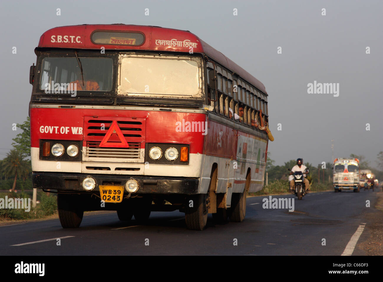 Indischen Bundesstaat Regierung Bus fährt auf der Autobahn bei Sonnenuntergang in West-Bengalen Stockfoto