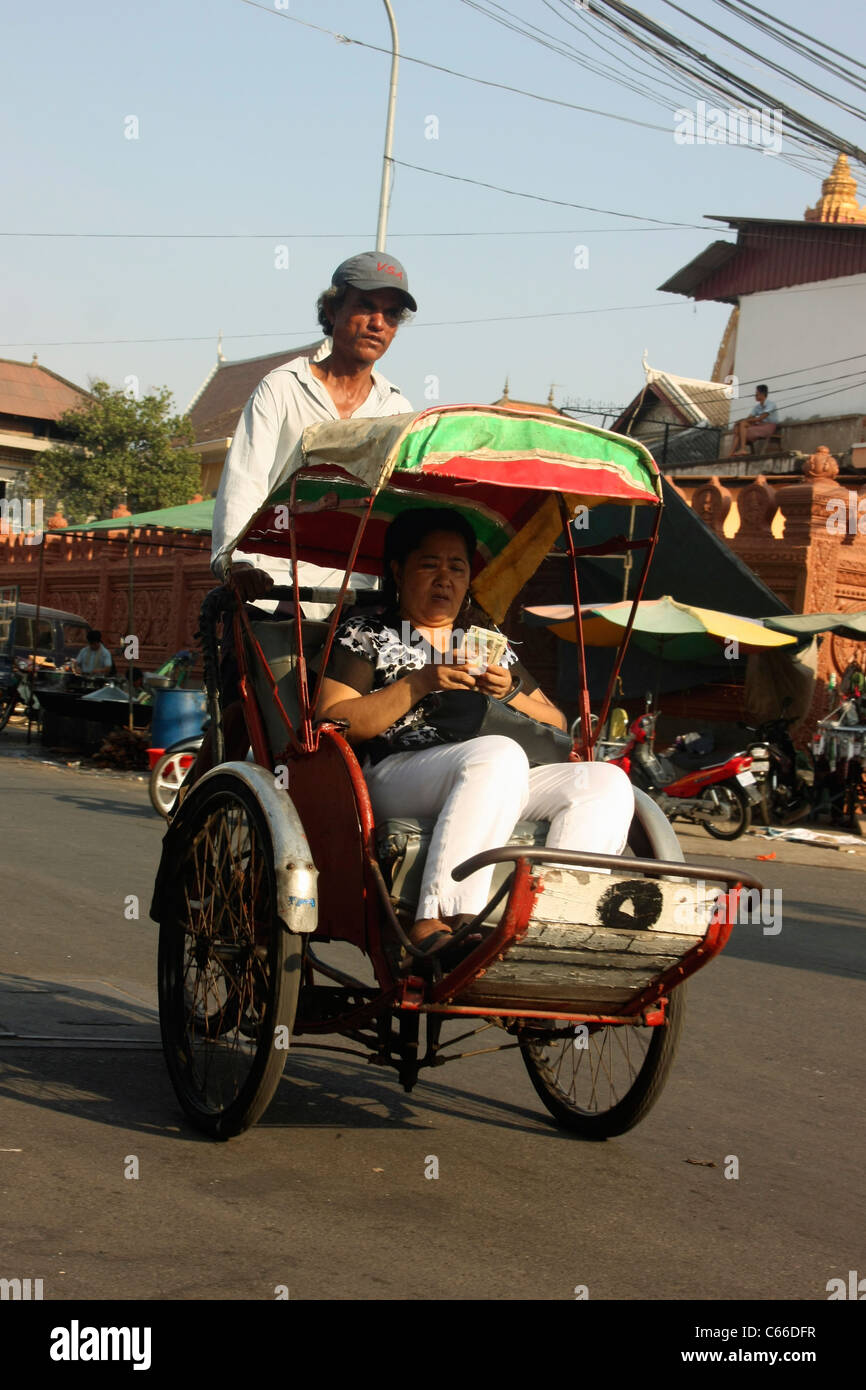 Kambodschanische Dreirad Passagier Rikscha auf den Straßen von Phnom Phen Stockfoto