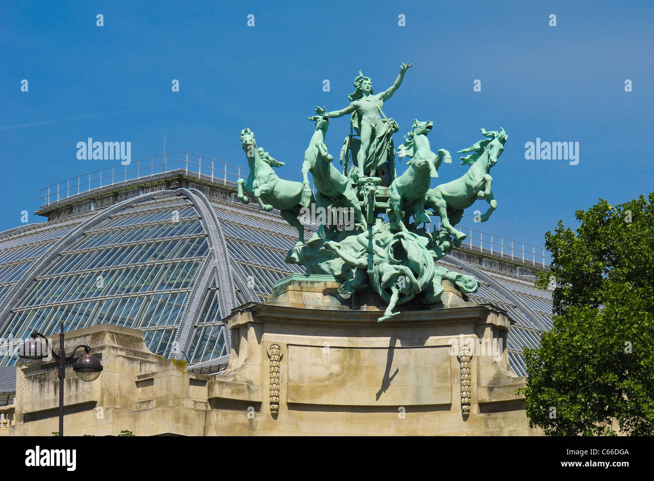Statue und die Glaskuppel des Grand Palais in Paris Stockfoto