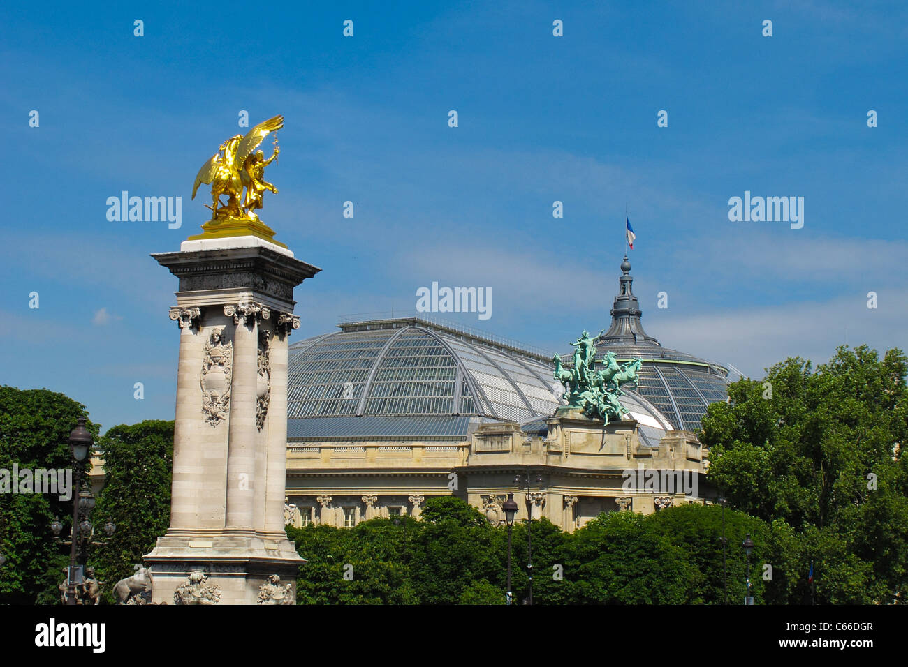 Mit Blick auf das Grand Palais in Paris Stockfoto