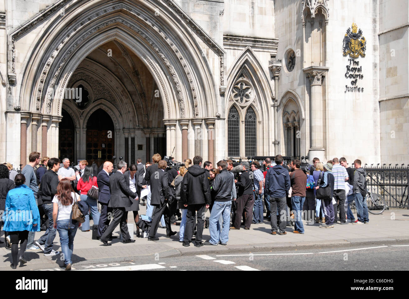 Medienleute und Zuschauer außerhalb der Royal Courts of Justice Stockfoto