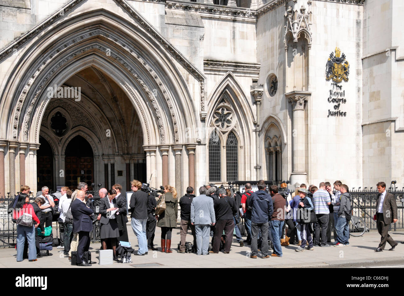 Masse der Medien Menschen, darunter Journalisten, Reporter, Fotografen und Kameraleute während der Zuschauer auf Fahrbahn in Royal Courts of Justice Strand London UK Stockfoto
