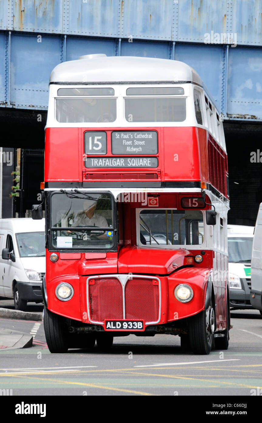 Vorderansicht des Londoner Verkehr Öffentlicher Verkehr red Double Decker klassische historische Routemaster Bus & Fahrer in der Kabine auf der Route 15 die Route Kulturerbe UK Stockfoto