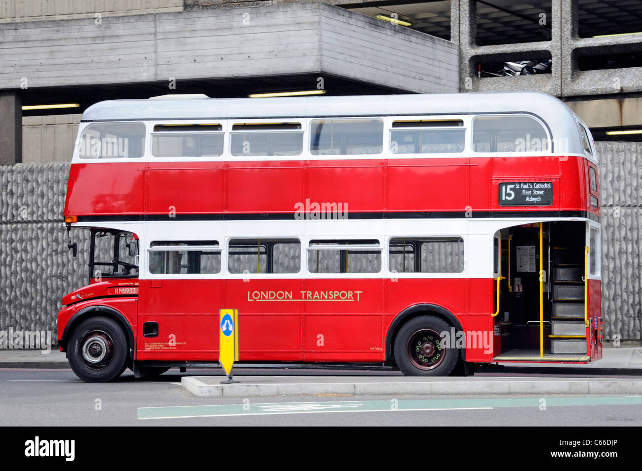 Seitenansicht des Londoner Verkehr Öffentlicher Verkehr red Double Decker klassische historische Routemaster Bus & Treppe auf der Route 15 die Route Kulturerbe UK Stockfoto