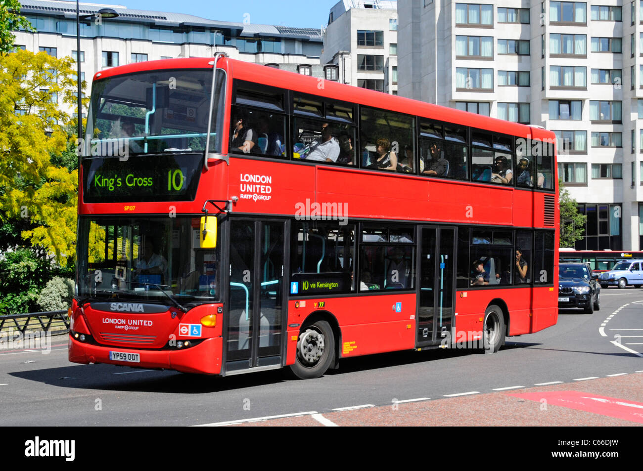 Seiten- und Vorderansicht des modernen London Double Decker öffentliche Verkehrsmittel roten Bus und Passagiere auf der Route 10 entlang der Park Lane fahren ohne Werbung Stockfoto
