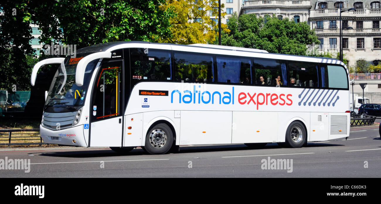 Große Außenspiegel Front- und Seitenansicht National Express London Gloucester coach Bus und Passagiere entlang der Park Lane London England Großbritannien fahren Stockfoto