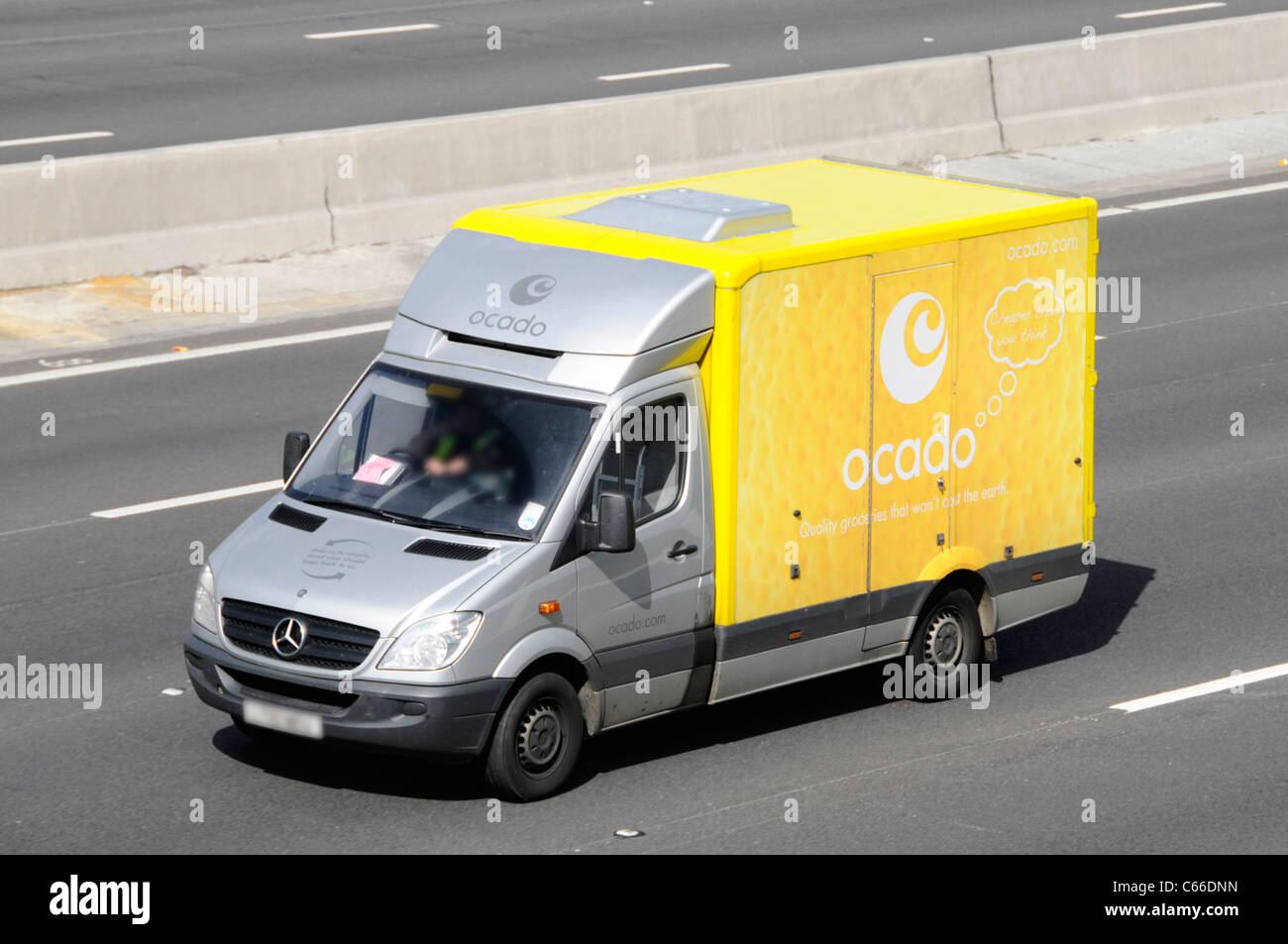 Seitenansicht von vorne und vom Dach aus mit Blick nach unten Yellow Ocado online Lebensmittel einkaufen Lieferung van & Logo Fahren Sie auf der englischen Autobahn Stockfoto